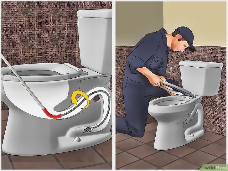 Cận cảnh đầu súng của máy nén khí thông tắc chuyên dụng đang được đặt vào miệng bồn cầu