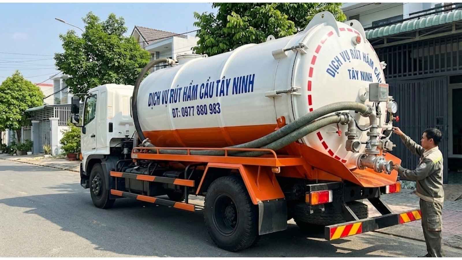 Hình ảnh xe hút hầm cầu chuyên dụng hiện đại của Dịch Vụ Rút Hầm Cầu Tây Ninh với hệ thống van khóa kín