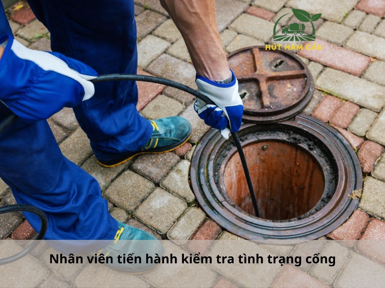 nhân viên tiến hành kiểm tra tình trạng cống