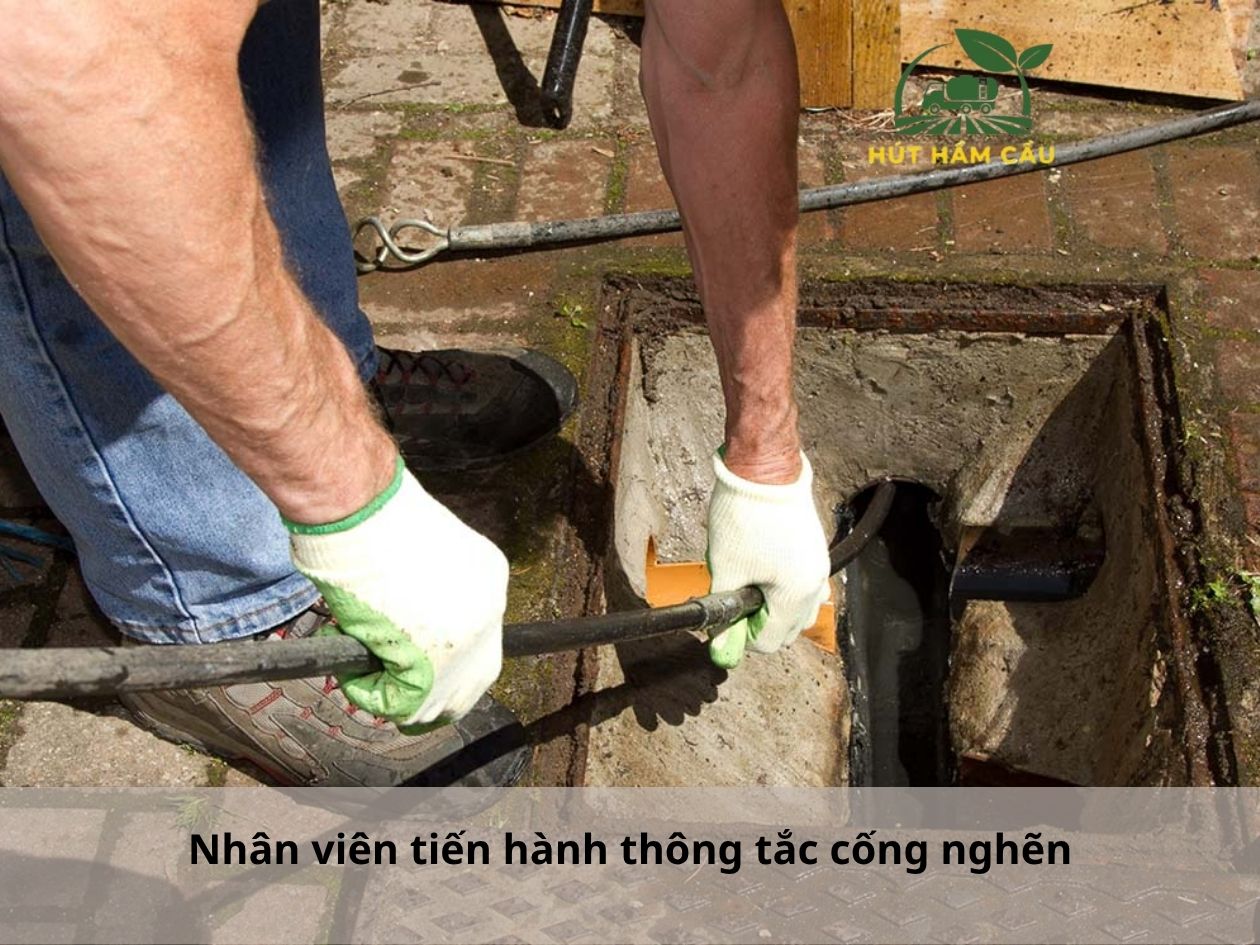 nhân viên thông tắc cống nghẽn